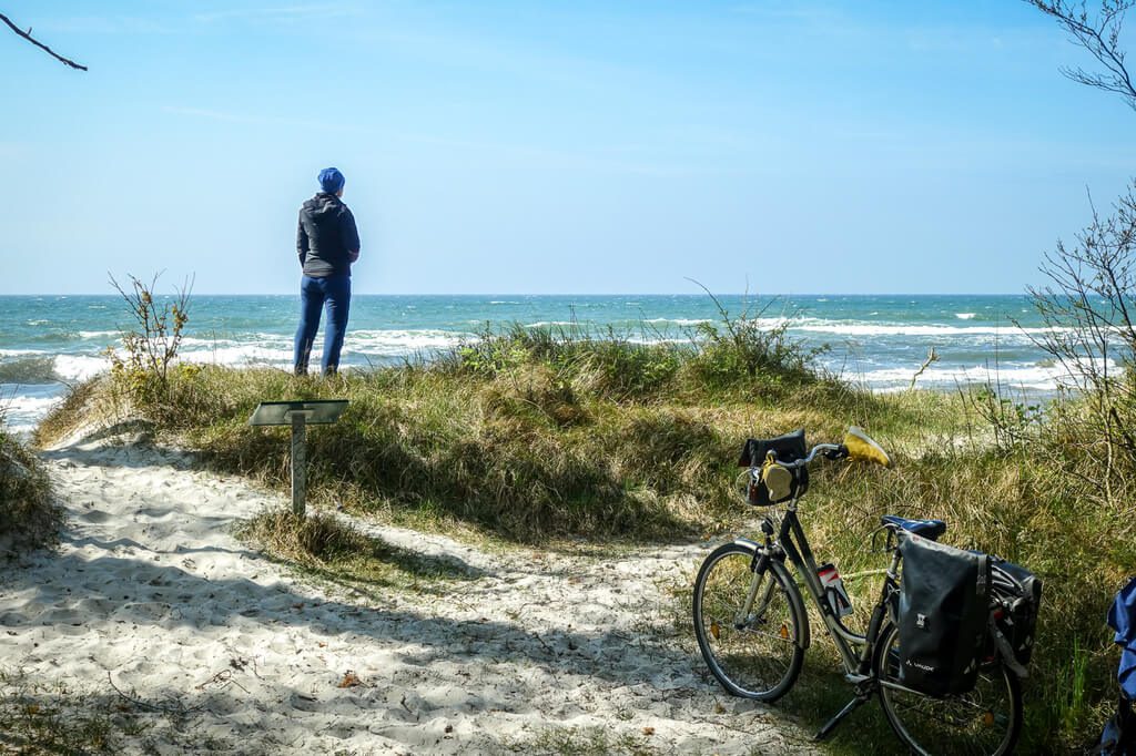Der Blick in die Ferne über die Brandung auf Bornholm